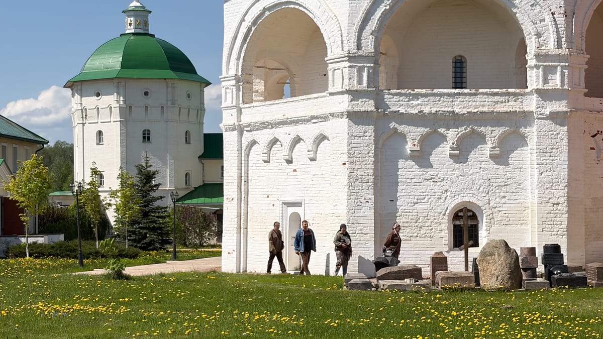 Монастырь в 80 км от Москвы, где зажигают камин и носят горячие пироги